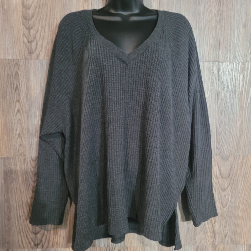 Z SUPPLY Waffle Knit Slub Top Size M Charcoal Gray V-Neck Slouchy Hi-Low Hem